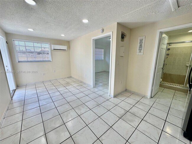 Photo - 666 W 17th St Unidad 3