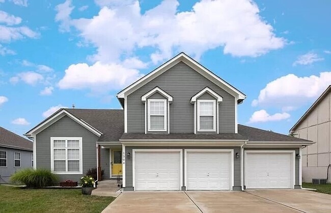 Spacious 4-Bedroom Greenwood Home with Vau... - Spacious 4-Bedroom Greenwood Home with Vau...