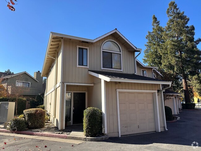 Building Photo - 2/2.5 Updated Townhome near Saratoga / San...