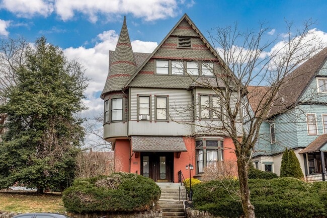 Building Photo - 634 Greenup St Unit 634 Greenup St - 1