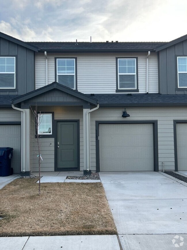 Building Photo - 3 Bedroom / 2.5 Bathroom Townhouse in NW R...