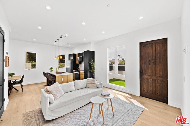 Building Photo - 2324 S Dunsmuir Ave