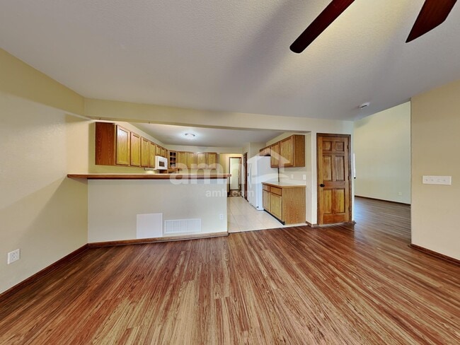 Photo - 2325 Hyacinth Rd