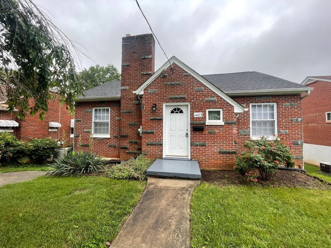 Adorable House on Quiet Street - Adorable House on Quiet Street