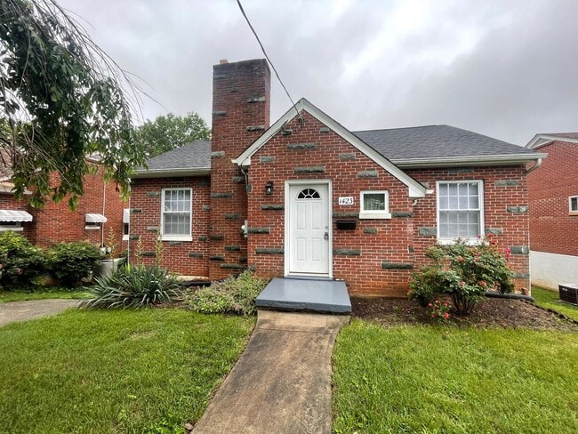 Adorable House on Quiet Street - Adorable House on Quiet Street