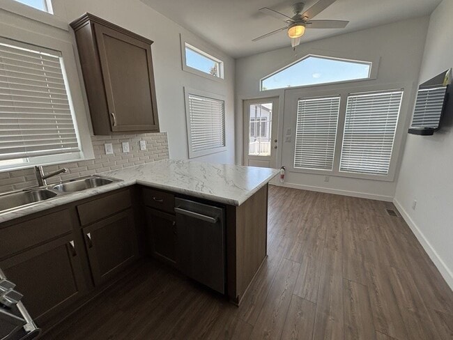 Photo - 303 N Lindsay Rd