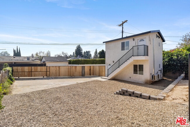 Photo - 15838 Chatsworth St