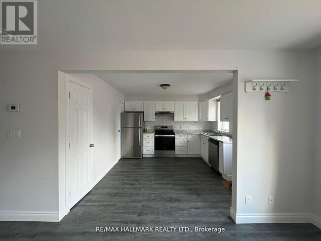 Photo - 261 Wellington St E