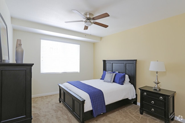 2 BR, 2 BA - 1000 SF