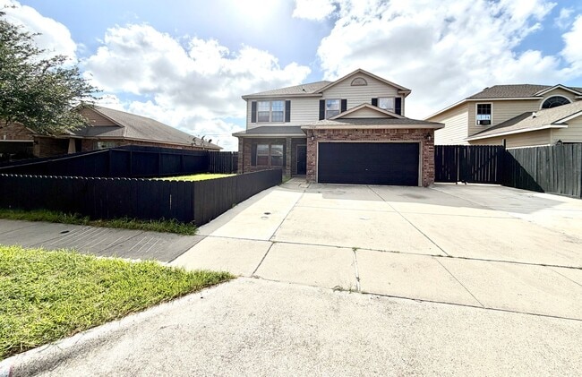 Building Photo - TWO STORY 5 BEDROOM 3 BATH HOUSE WITH SPA