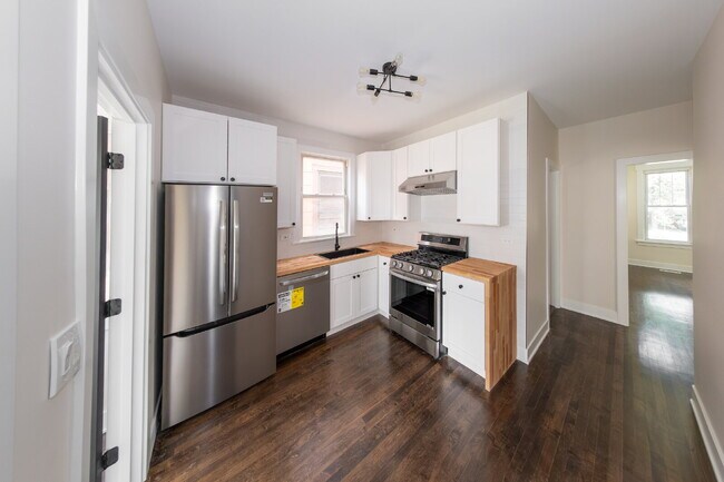 Photo - Beautiful 4 Bed 2 Bath home in the heart of Irving Park!