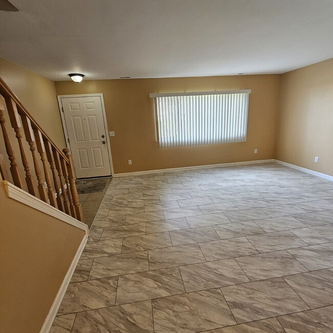 Photo - 2 Bedroom, 1.5 Bathroom Townhouse. Large L...