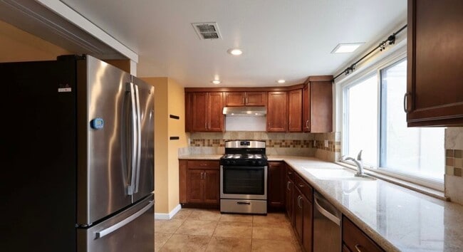 Building Photo - Pet friendly 2 bedroom townhouse