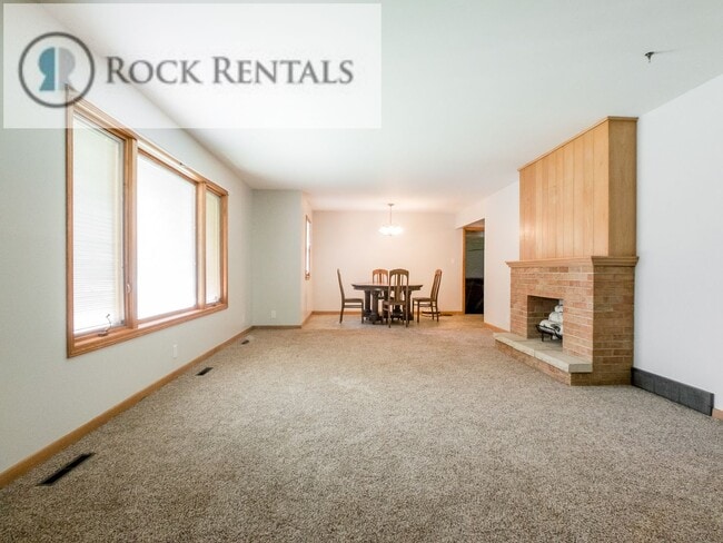 Photo - 4 Bed 2 Bath in Arlington