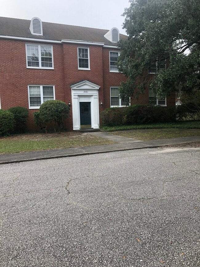 Building Photo - 2940 Oleander Dr Unit A11