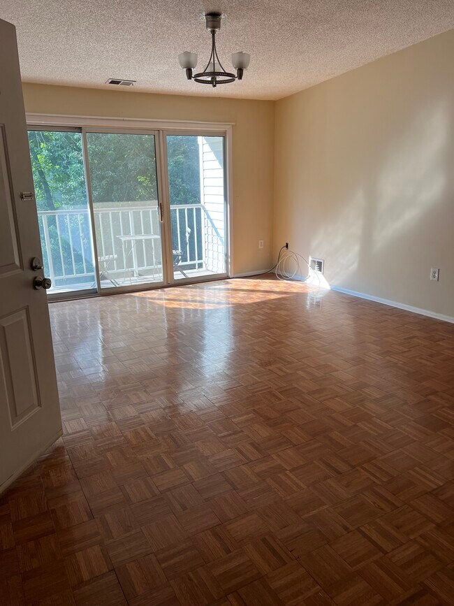 Family room with balcony - 70 Willow Ct Unit 70