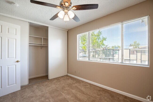 2BR, 1.5BA - 1000SF - Royal Garden Apartments