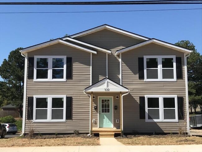 Building Photo - Beautiful 4 bedroom 2.5 bath townhome