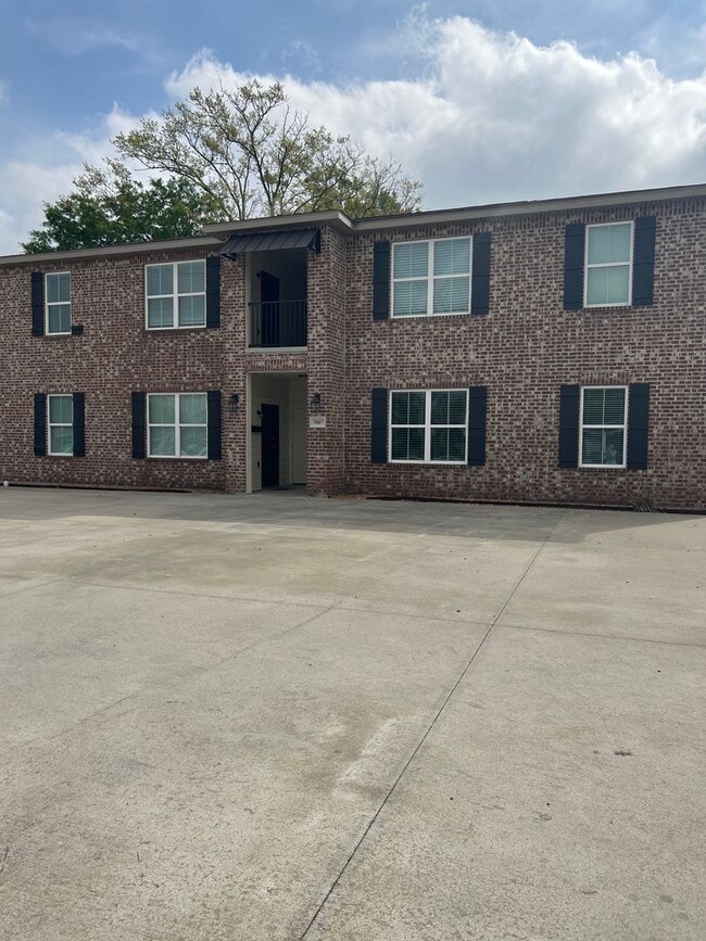 Building Photo - 2 bedroom 1 bath apartment for lease