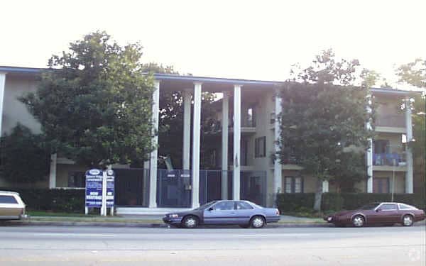 21736 Roscoe Blvd