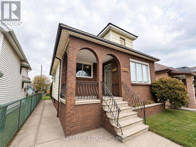 Photo - 1102 Langlois Ave