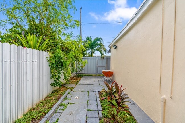 Photo - 570 W 46th Pl Unidad 0