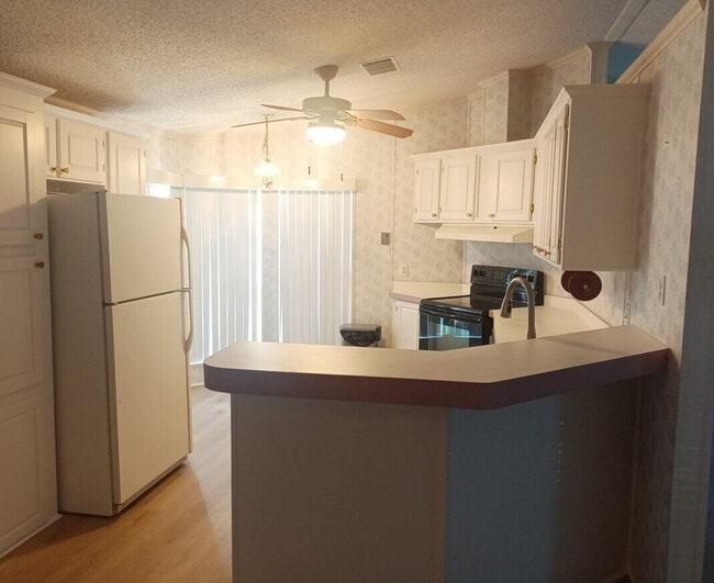 841 W Colonial Cir