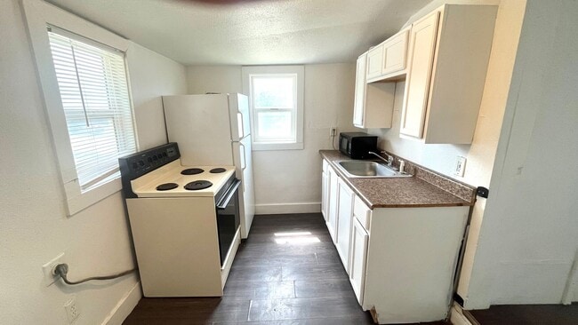 Building Photo - 2440 B Ave Unit 4