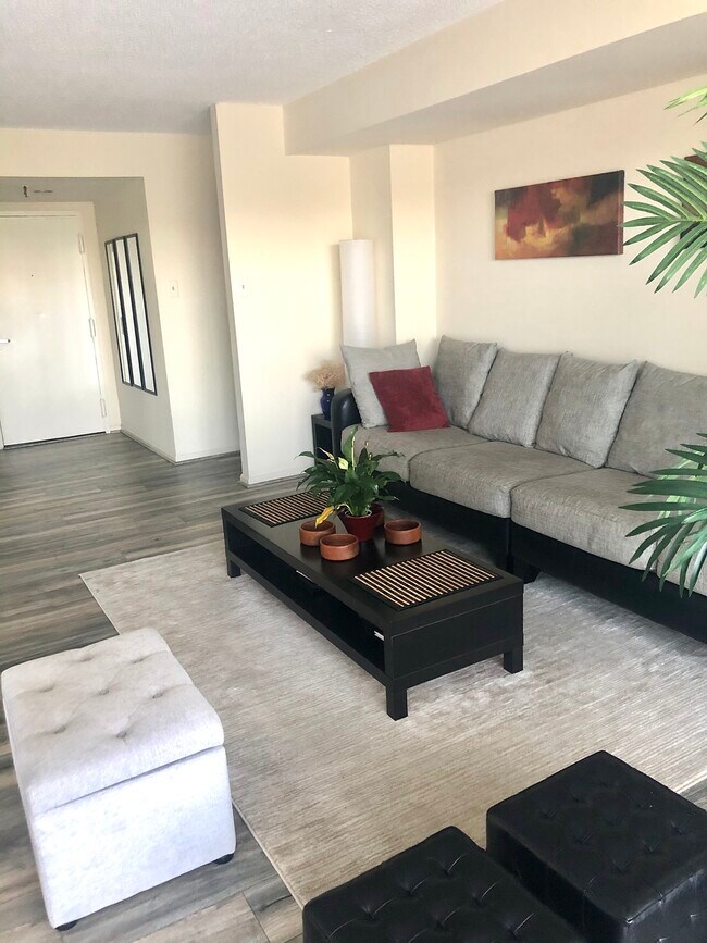 example of furnished living room - 7401 Westlake Terrace Unidad #708