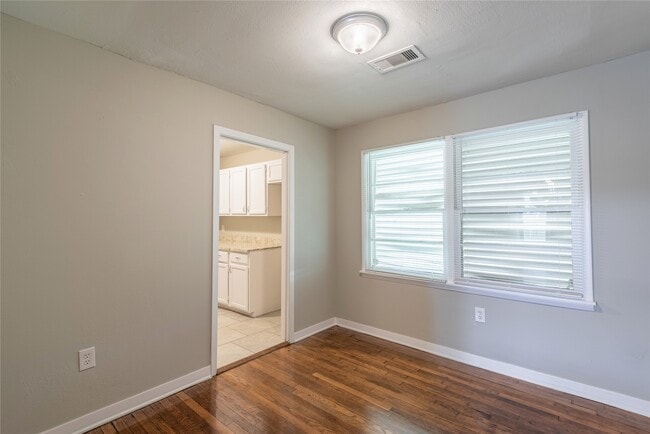 Building Photo - 124 N Washington St Rental
