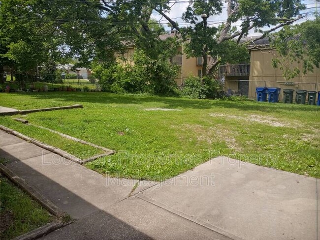 806 W 25th St