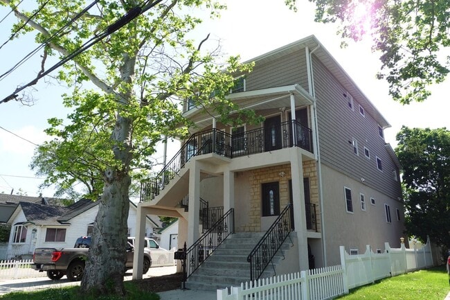 Building Photo - 74 1st Ave Unit 3rd Floor Rental