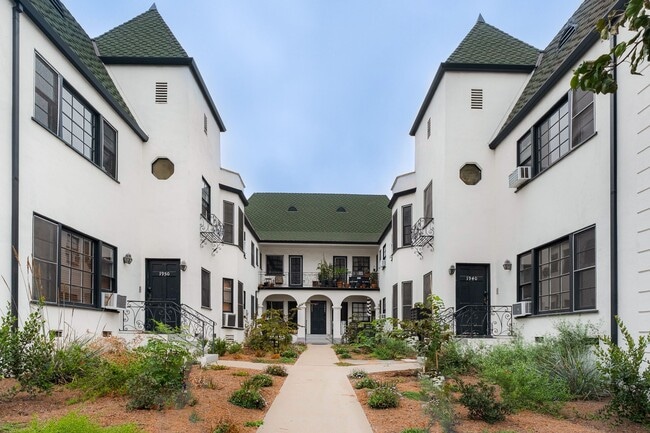 Building Photo - This spacious studio apartment located in the popular Los Feliz neighborhood of Los Angeles is no... Unit 4636