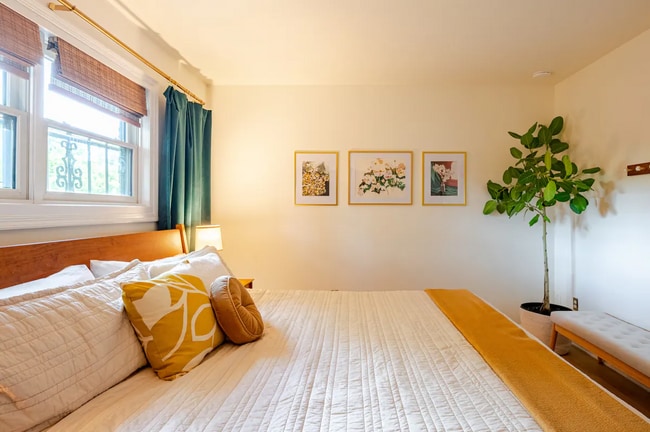 Bedroom (King) - 807 W Trinity Ave, Unit 128 Unit 128