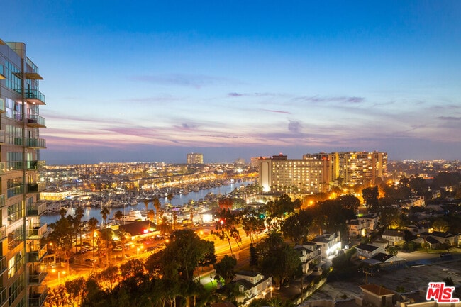 Building Photo - 13700 Marina Pointe Dr Unit 1414