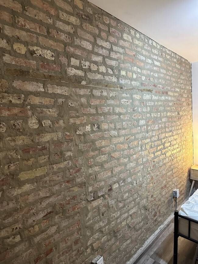 Dormitorio de ladrillo visto - 2344 S Ridgeway Ave Unidad 2