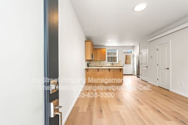 Photo - 658 NE Mason St