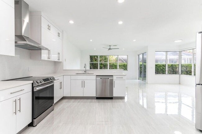 Building Photo - 10879 Handel Pl