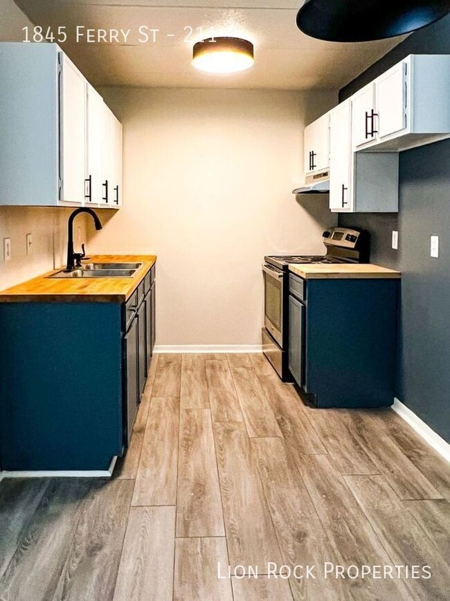 Building Photo - 1845 Ferry St Unit 211 Rental