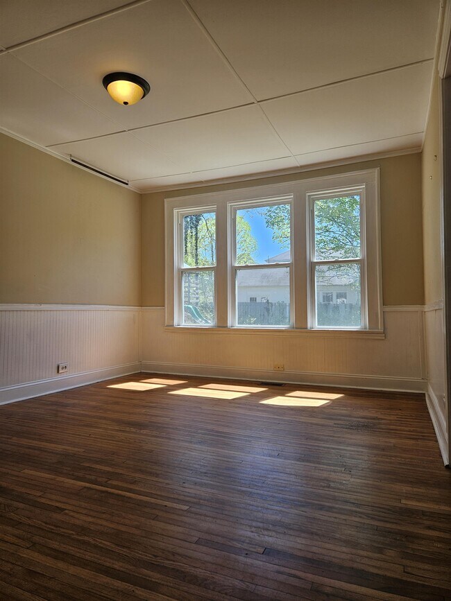 Photo - 390 Harper Ave