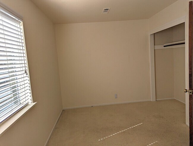 Photo - Spacious 2 bed 1 bathroom In-Law Unit with... Unidad 8311A