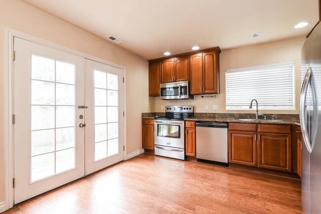 Photo - 325 Lind Ave SW Unit 1