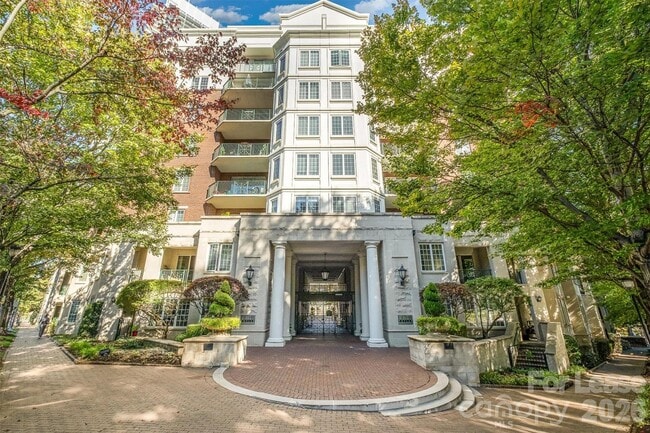 Building Photo - 300 W 5th St Unit 439