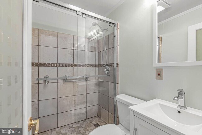 Photo - 2440 Carpenter St