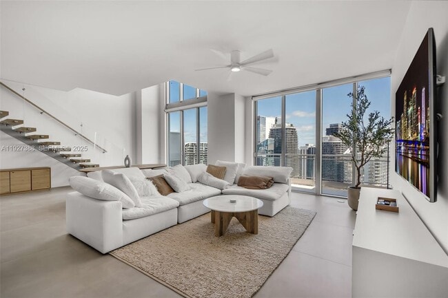 Building Photo - 92 SW 3rd St Unit 5204