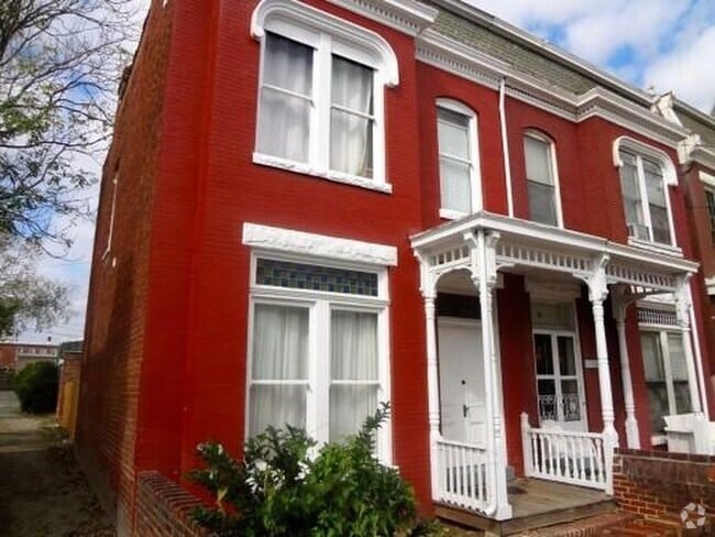 Building Photo - Huge 4 bed 2.5 Bath Home with Stainless Ap...