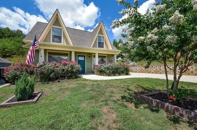 Building Photo - 3 Bedroom Beautiful Cleveland Home!