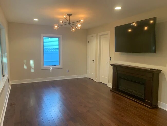 Photo - 702 E Maxwell Ln