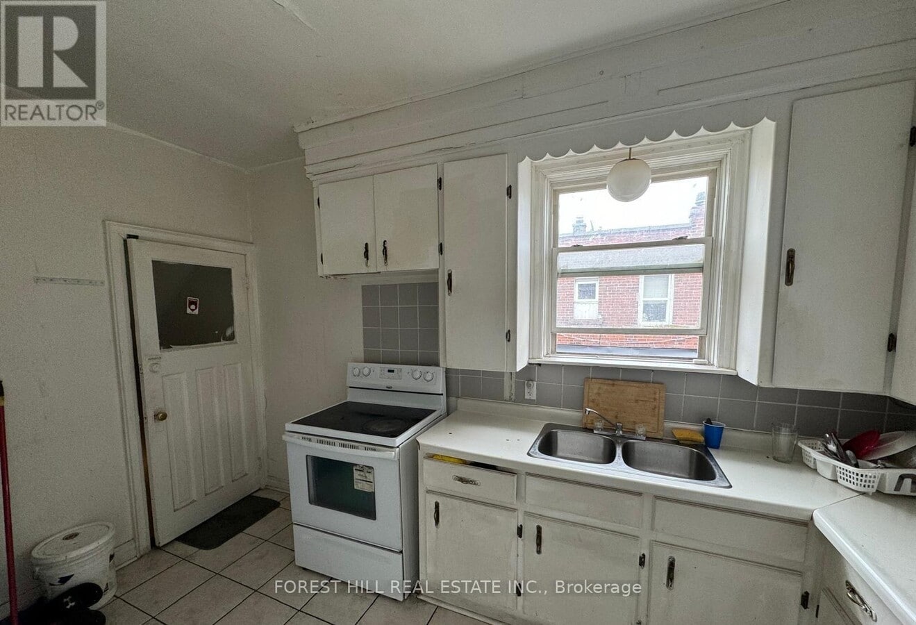 Photo - 745 Barton St E