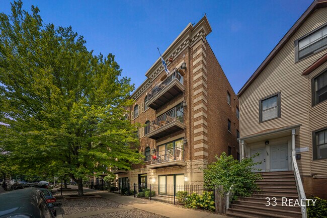 Building Photo - 1144 W Roscoe St Unit 2W Rental